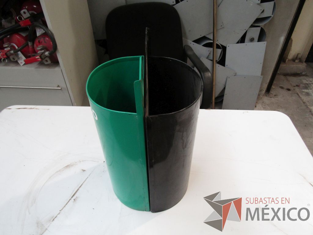 Lote 163 - 52 Botes de basura metálicos color negro - Imagen 2