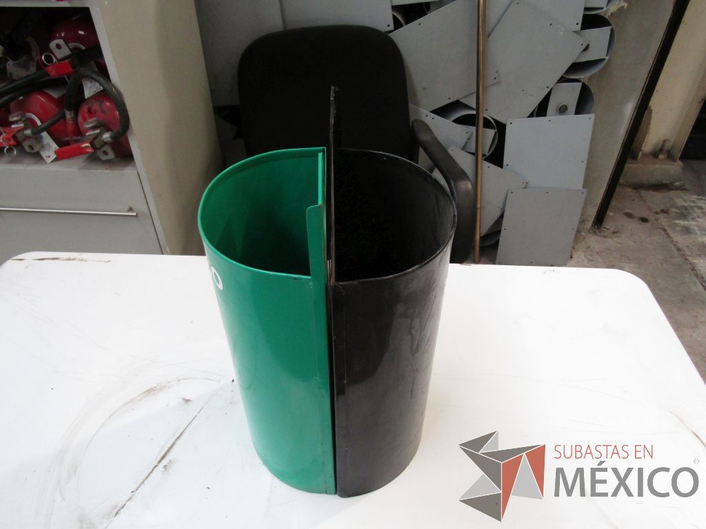 Lote 163 - 52 Botes de basura metálicos color negro - Imagen 3