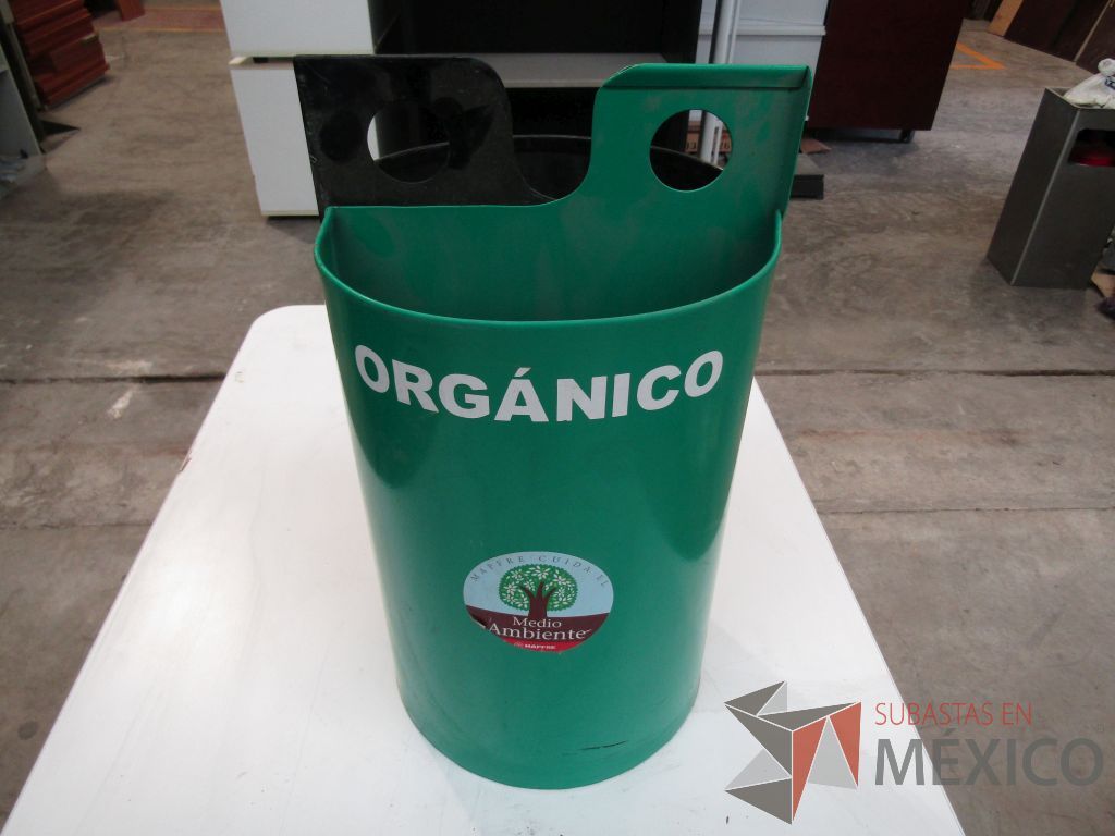 Lote 078 - 50 Botes de basura metálicos color verde