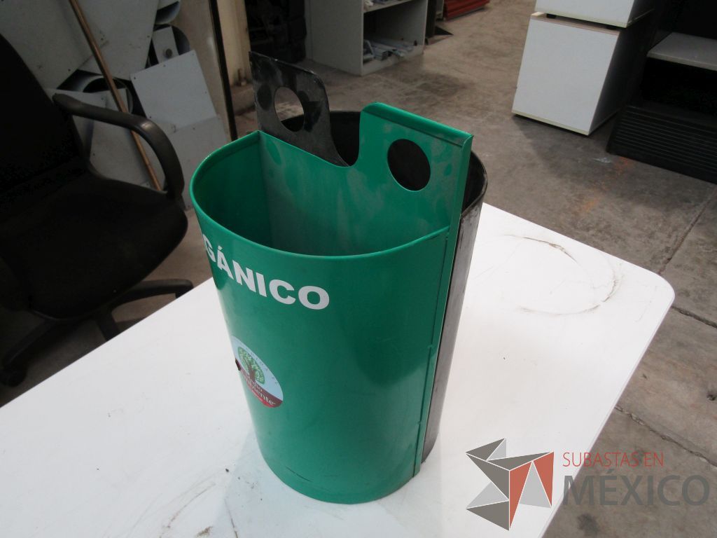 Lote 078 - 50 Botes de basura metálicos color verde - Imagen 5