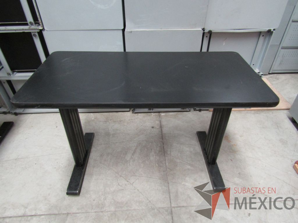 Lote 062 - 2 Mesas de trabajo con estructuras metálicas y cubiertas color negro - Imagen 7