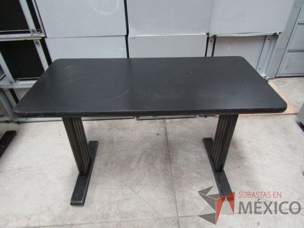 Lote 062 - 2 Mesas de trabajo con estructuras metálicas y cubiertas color negro - Imagen 2