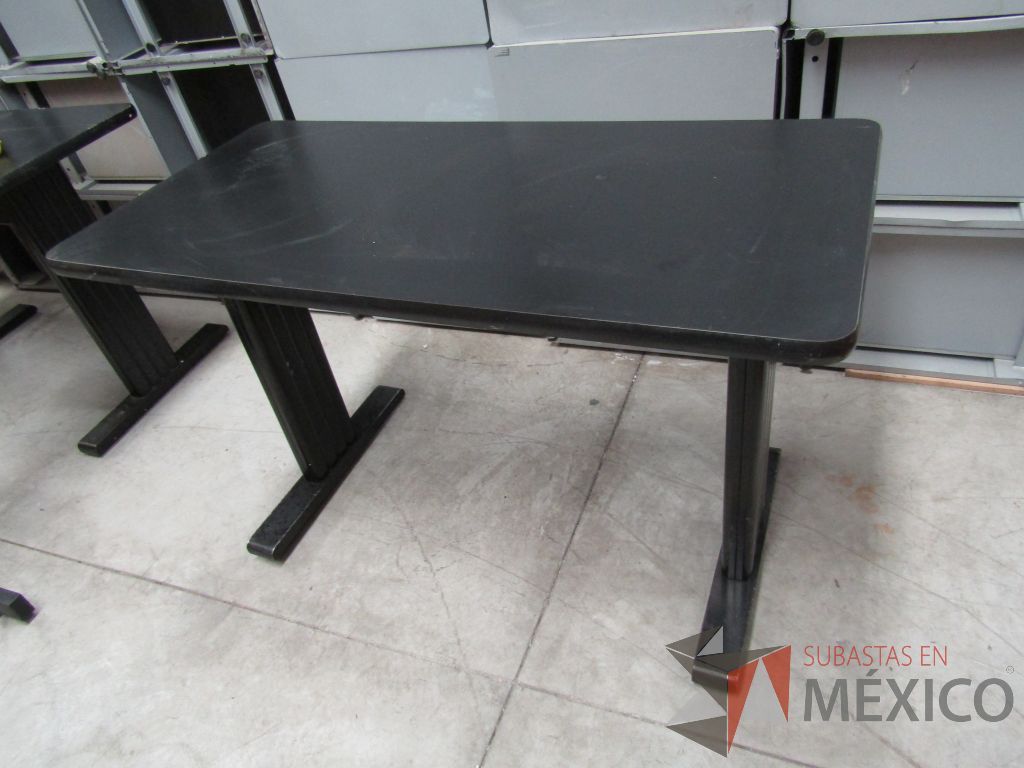 Lote 062 - 2 Mesas de trabajo con estructuras metálicas y cubiertas color negro - Imagen 3