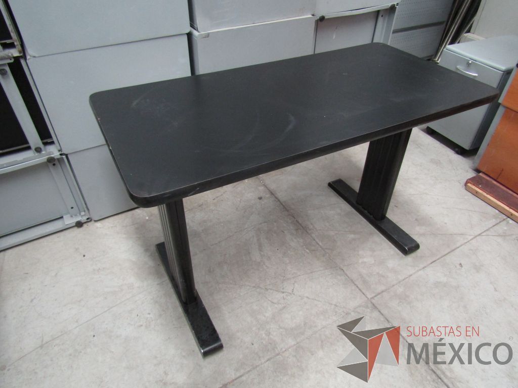 Lote 062 - 2 Mesas de trabajo con estructuras metálicas y cubiertas color negro - Imagen 5