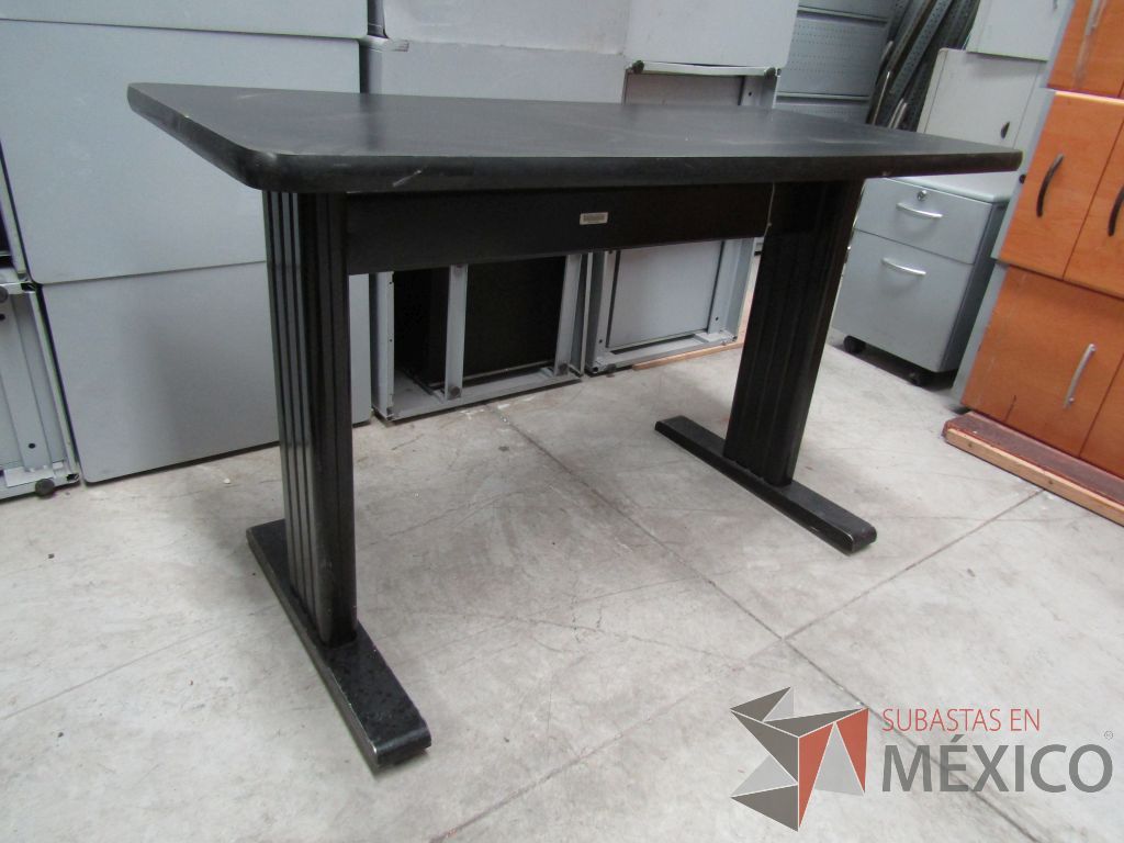Lote 062 - 2 Mesas de trabajo con estructuras metálicas y cubiertas color negro - Imagen 6