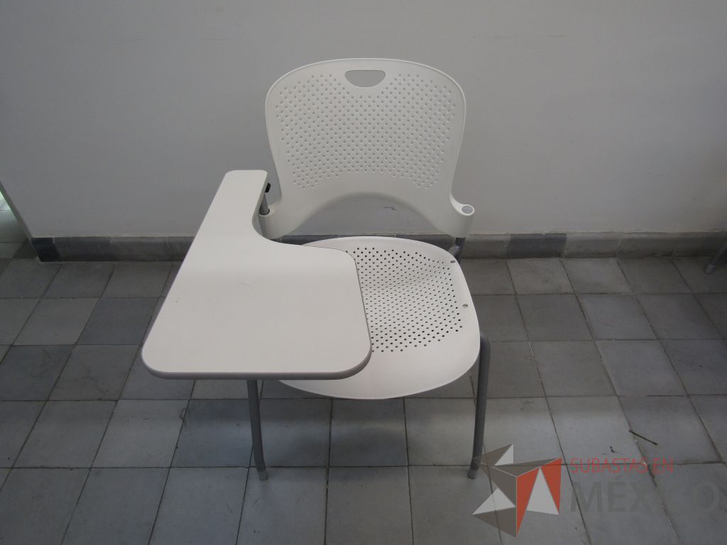 Lote 012 - 5 Sillas fijas con paleta, asiento y respaldo en plástico color blanco.
