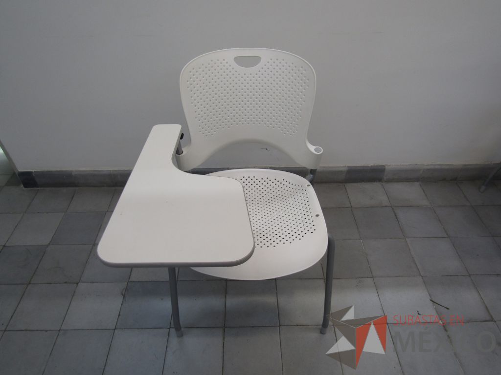 Lote 012 - 5 Sillas fijas con paleta, asiento y respaldo en plástico color blanco. - Imagen 2