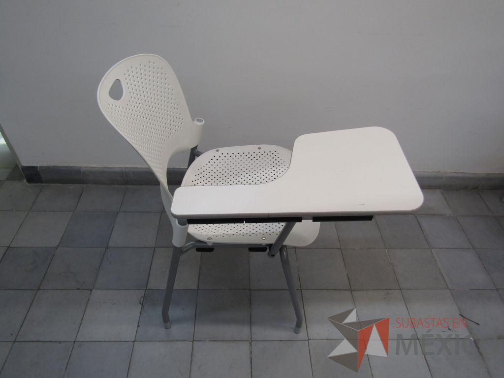 Lote 012 - 5 Sillas fijas con paleta, asiento y respaldo en plástico color blanco. - Imagen 3