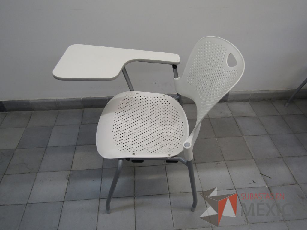 Lote 012 - 5 Sillas fijas con paleta, asiento y respaldo en plástico color blanco. - Imagen 5