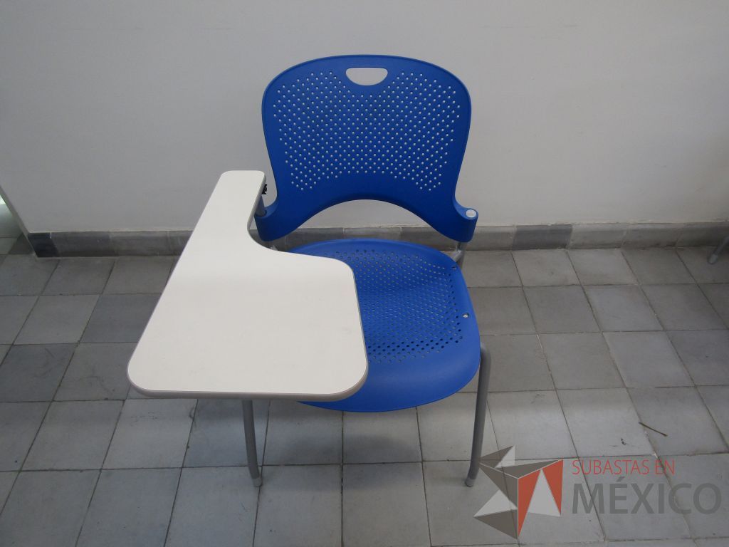 Lote 037 - 5 Sillas fijas con paleta, asiento y respaldo en plástico color azul