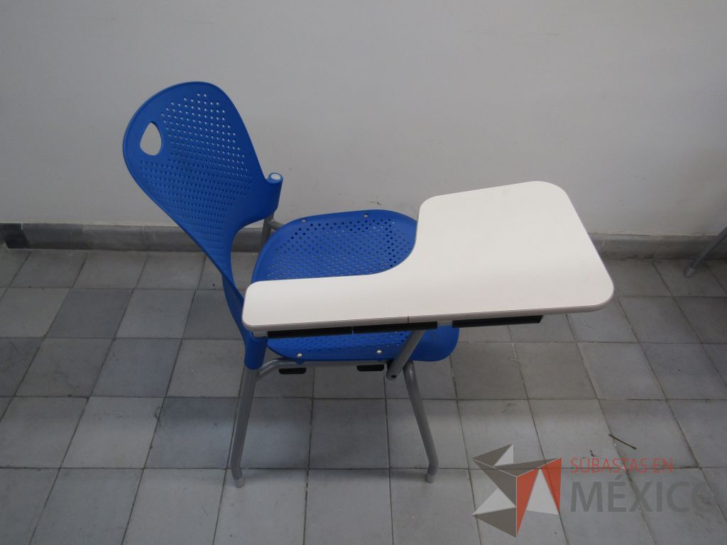 Lote 037 - 5 Sillas fijas con paleta, asiento y respaldo en plástico color azul - Imagen 2