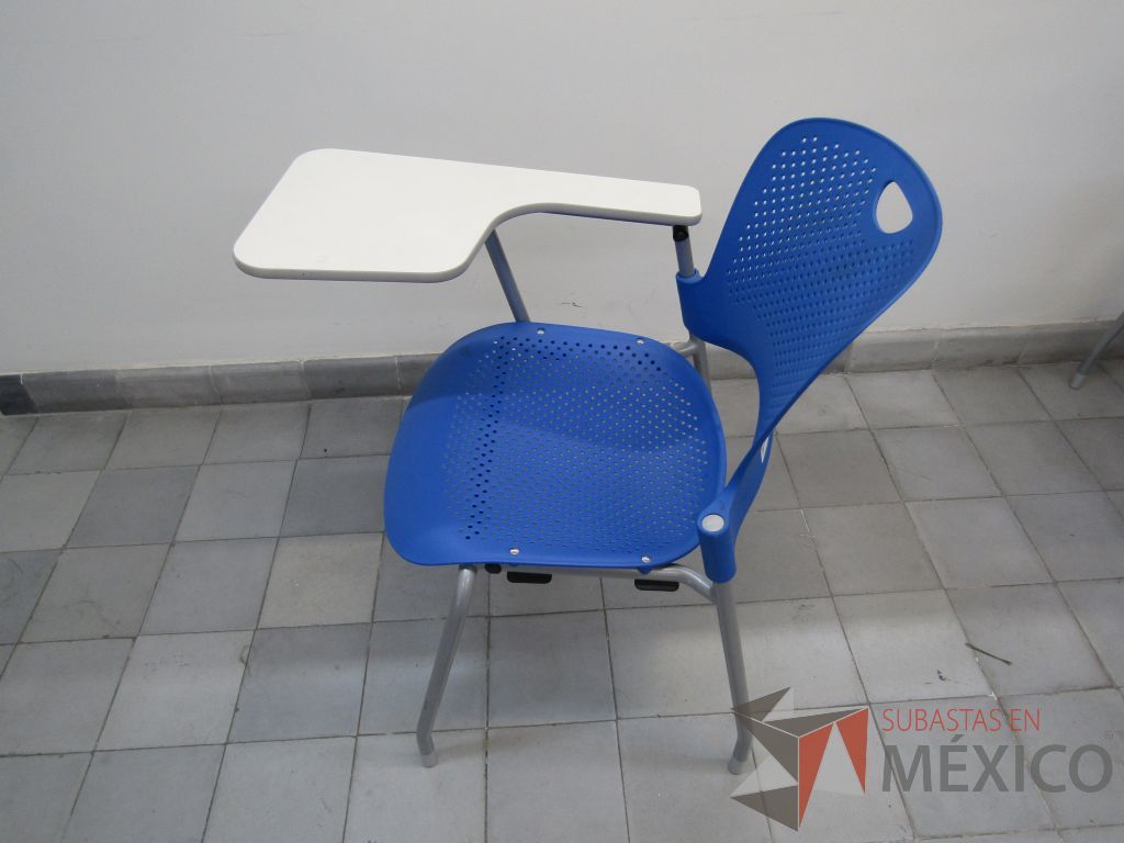 Lote 037 - 5 Sillas fijas con paleta, asiento y respaldo en plástico color azul - Imagen 4