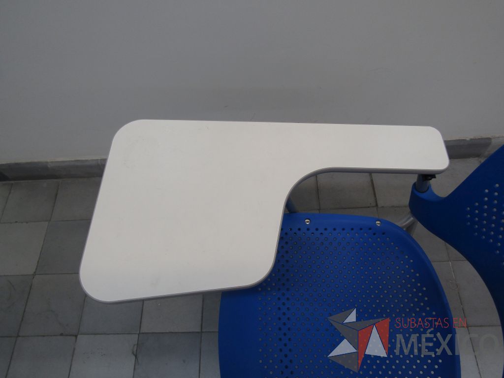 Lote 037 - 5 Sillas fijas con paleta, asiento y respaldo en plástico color azul - Imagen 7