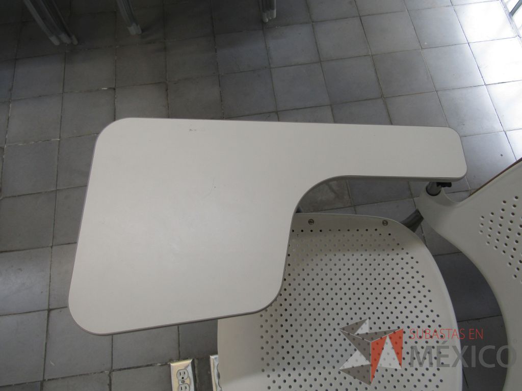 Lote 037 - 5 Sillas fijas con paleta, asiento y respaldo en plástico color azul - Imagen 8