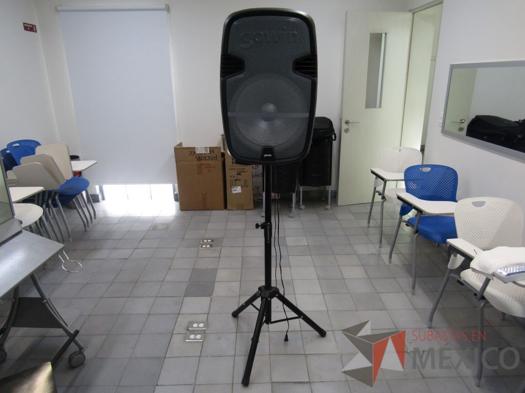 Lote 004 - Bocina con tripié GOWIN