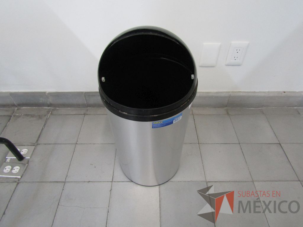 Lote 017 - 2 Bote de basura metálico