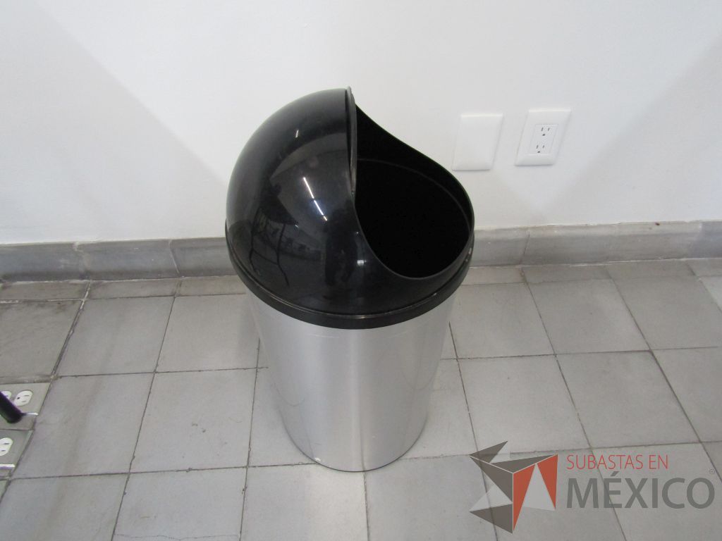 Lote 017 - 2 Bote de basura metálico - Imagen 4