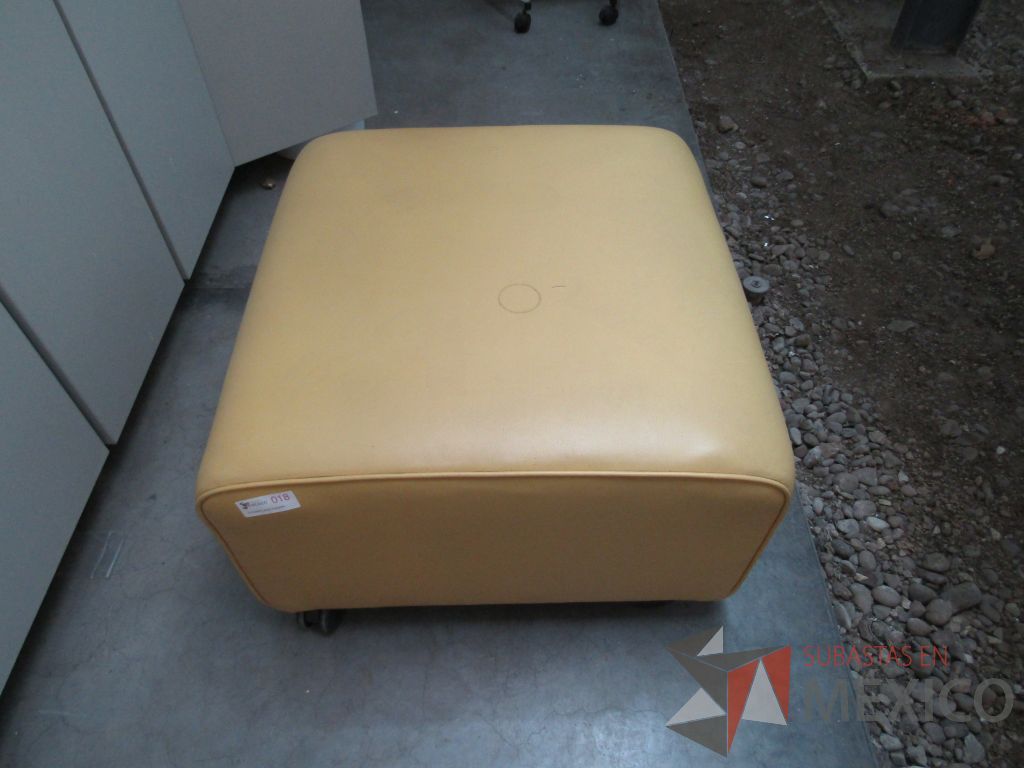 Lote 027 - 2 Taburetes cuadrado con ruedas tipo piel color mostaza