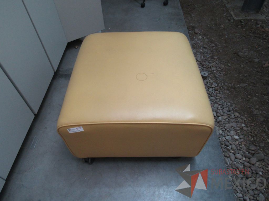 Lote 027 - 2 Taburetes cuadrado con ruedas tipo piel color mostaza - Imagen 2