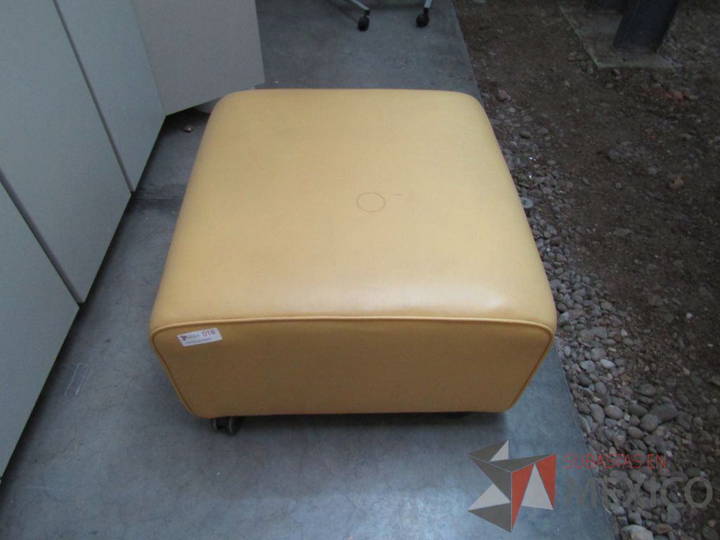 Lote 027 - 2 Taburetes cuadrado con ruedas tipo piel color mostaza - Imagen 6