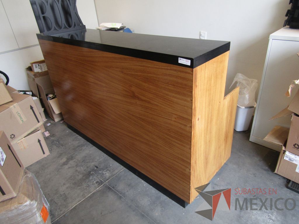 Lote 039 - Mueble de recepción con 2 cajones