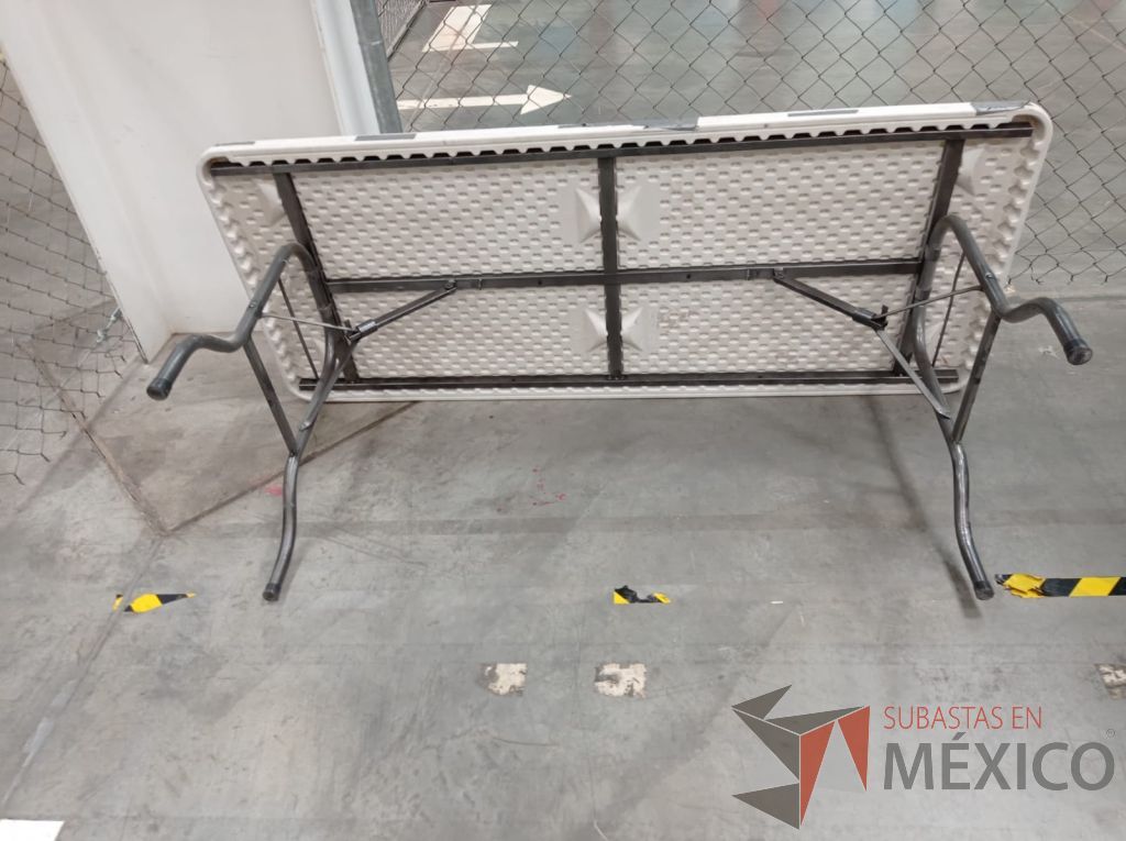 Lote 005 - 2 Tablones plegables de plástico y estructura de metal y patas - Imagen 4