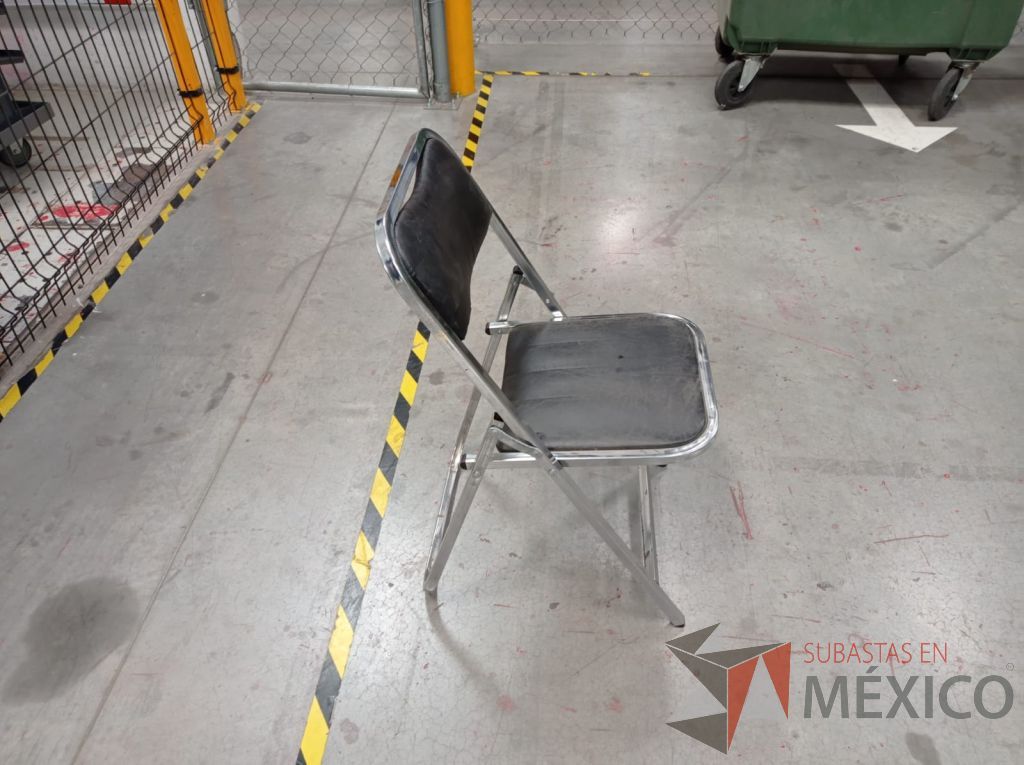 Lote 006 - 10 Sillas plegables negras con asiento y respaldo tipo piel estructura metálica - Imagen 9