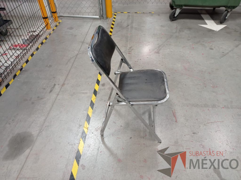 Lote 006 - 10 Sillas plegables negras con asiento y respaldo tipo piel estructura metálica - Imagen 10