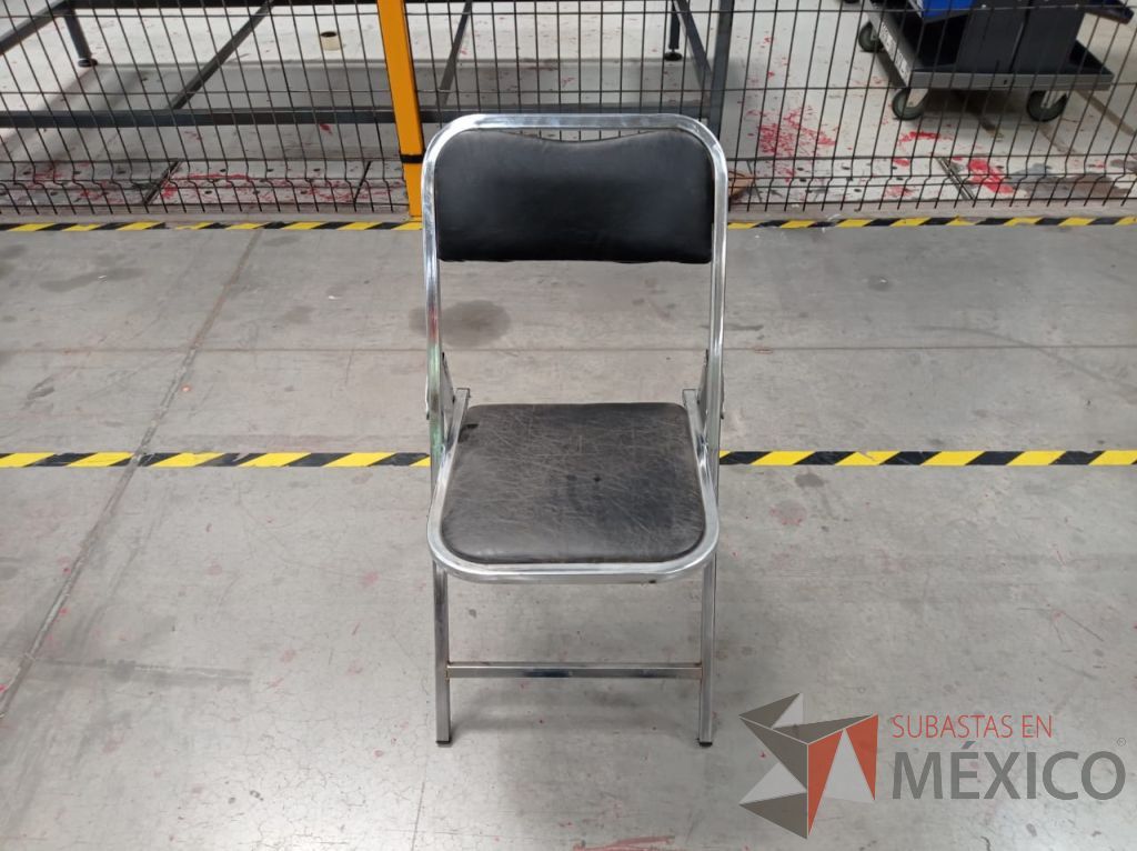 Lote 006 - 10 Sillas plegables negras con asiento y respaldo tipo piel estructura metálica