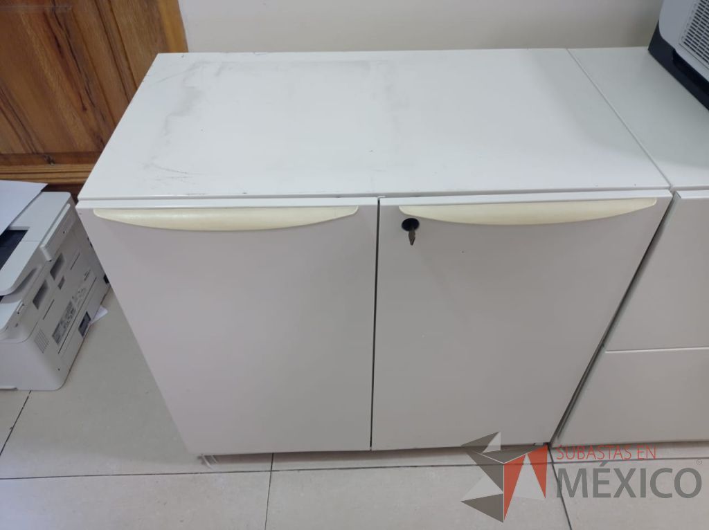 Lote 005 - Archivero de metal con 2 puertas y 1 entrepaño - Imagen 2
