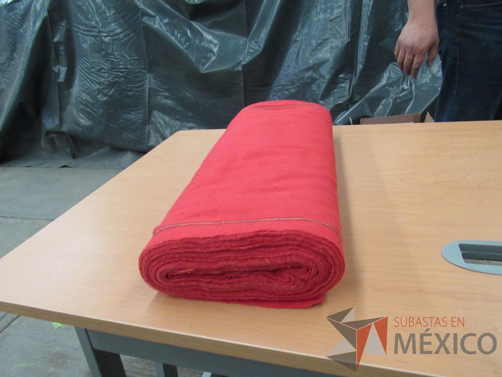 Lote 088 - 0.5 Rollos de franela roja 50 mts
