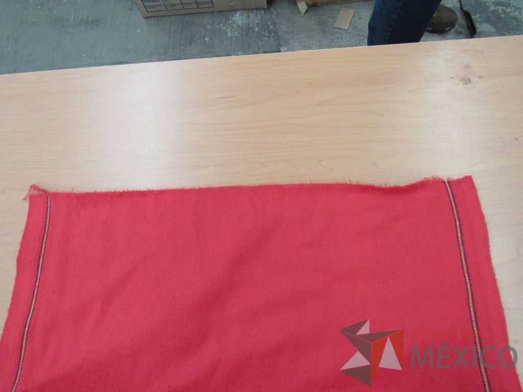 Lote 088 - 0.5 Rollos de franela roja 50 mts - Imagen 3