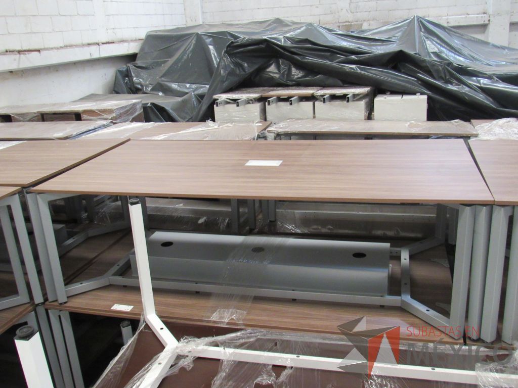 Lote 216 - Mesa de sala de juntas para 6 personas con base metálica y accesorio para conexiones - Imagen 3