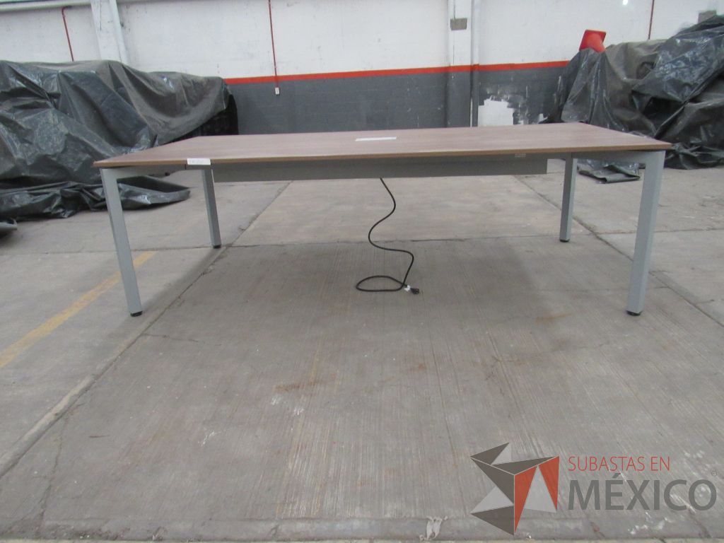 Lote 216 - Mesa de sala de juntas para 6 personas con base metálica y accesorio para conexiones - Imagen 16