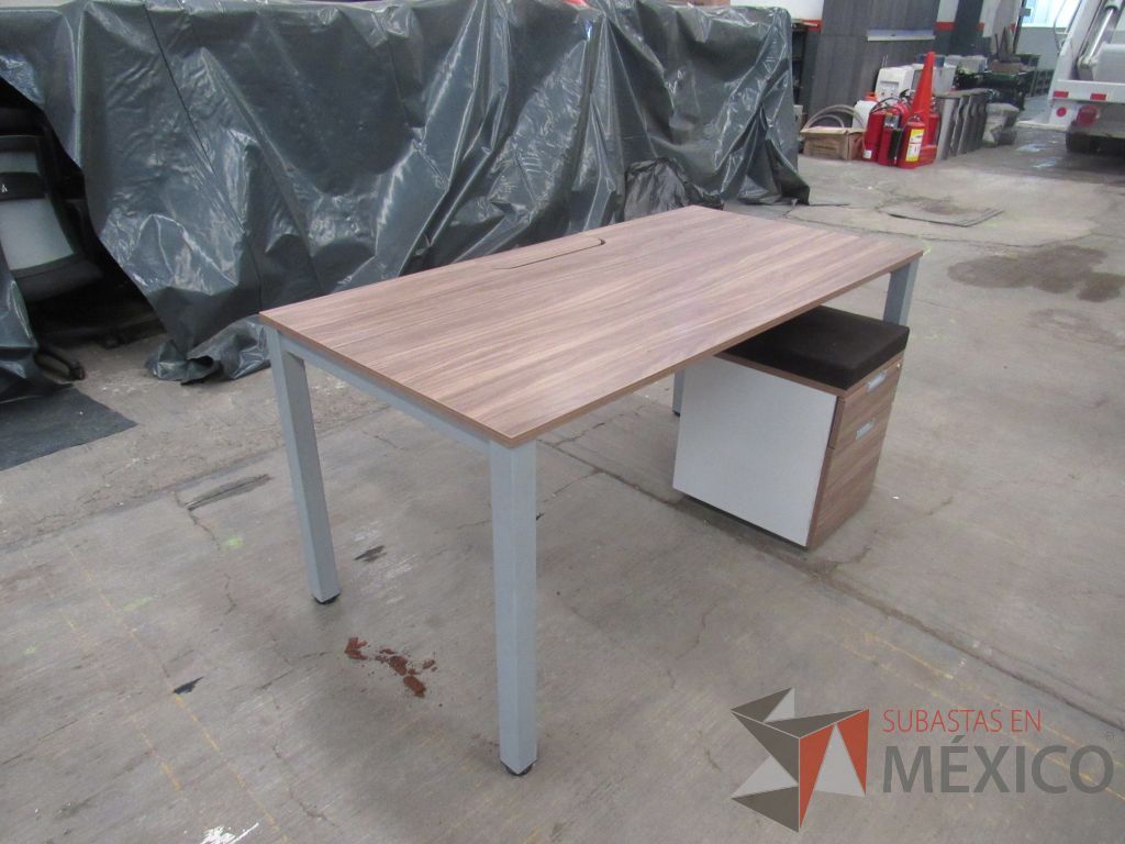Lote 205 - Mesa de trabajo rectangular con base metálica, cubierta color café y archivero vertical de 2 cajones - Imagen 12