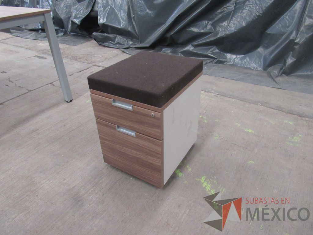 Lote 129 - 2 Mesas de trabajo rectangular con base metálica, cubierta color café y archivero vertical de 2 cajones. - Imagen 17