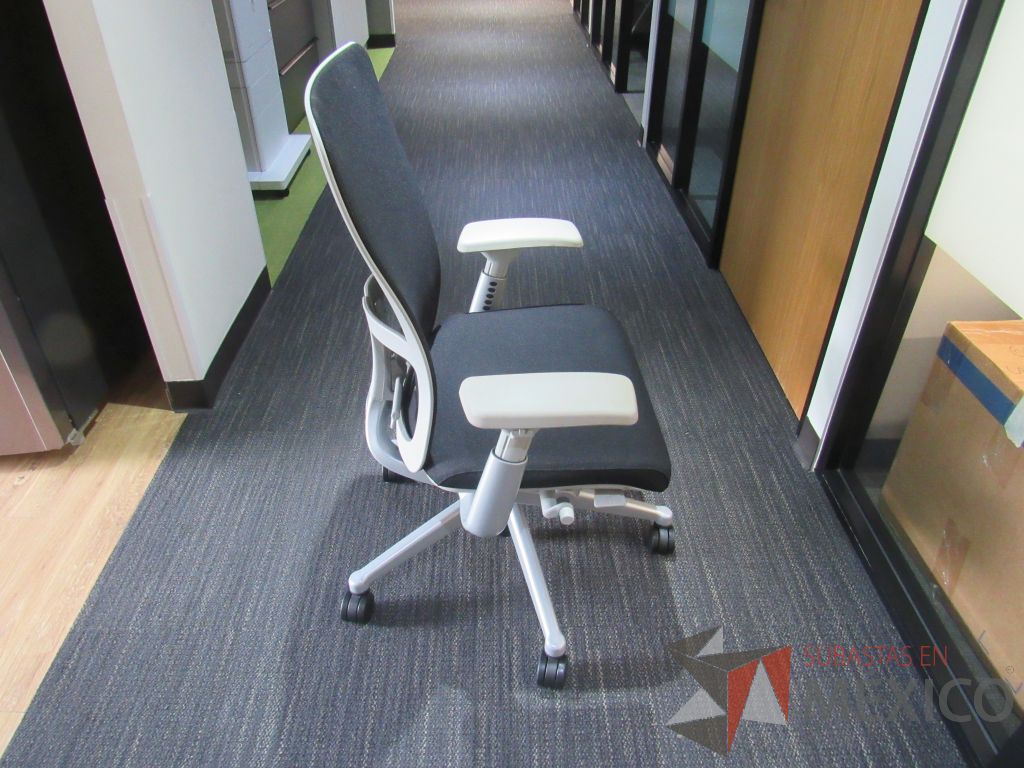 Lote 055 - Silla operativa con ruedas, descansa brazos color gris, asiento en tela y respaldo en malla color negro - Imagen 3