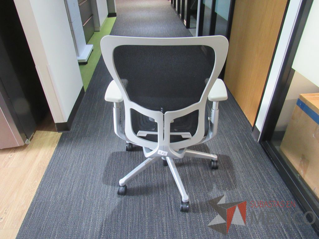 Lote 055 - Silla operativa con ruedas, descansa brazos color gris, asiento en tela y respaldo en malla color negro - Imagen 6