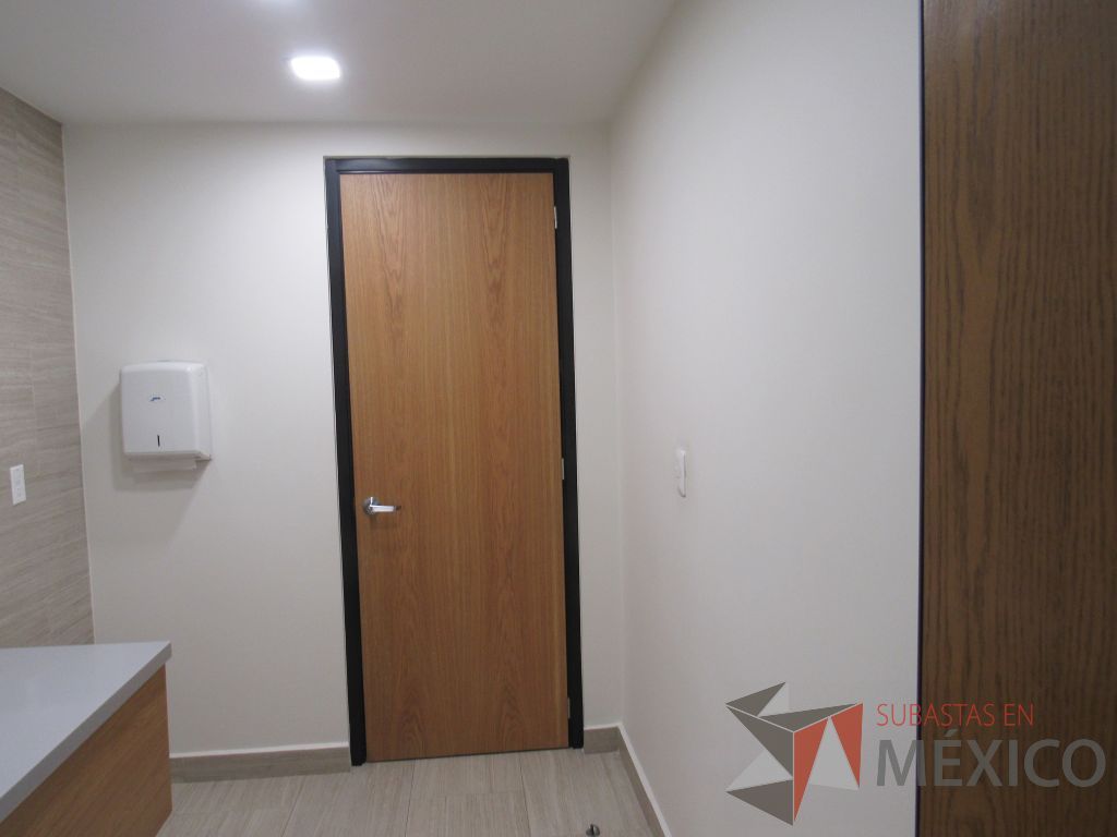 Lote 462 - 4 Puertas de madera con chapa metálica