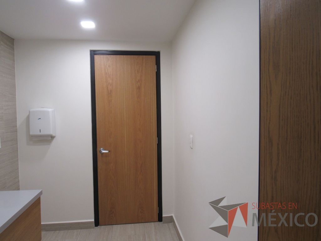 Lote 462 - 4 Puertas de madera con chapa metálica - Imagen 9