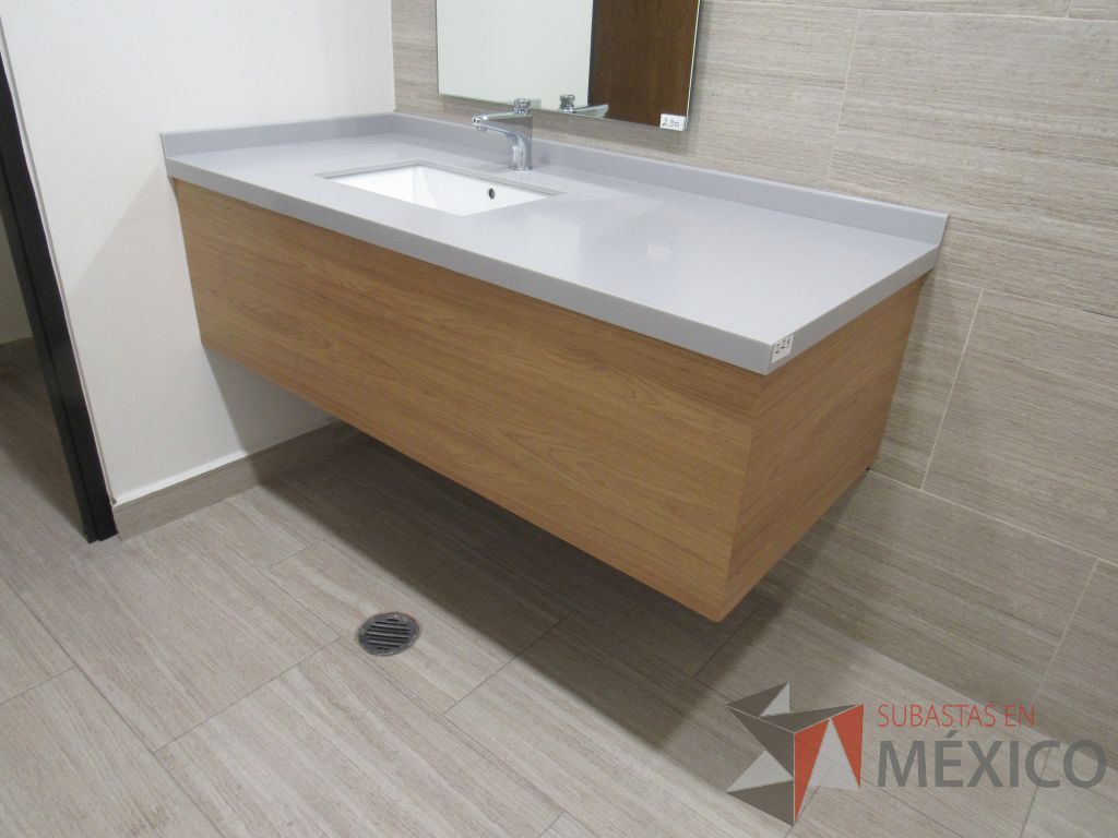 Lote 463 - 2 Juegos de Mobiliario para baño (Gabinete con lavabo, Espejos, Sanitarios, Despachadores de papel) - Imagen 3