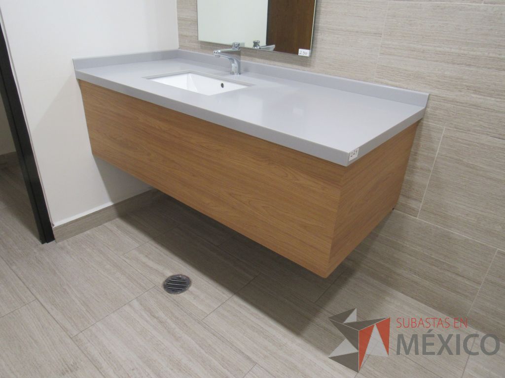 Lote 463 - 2 Juegos de Mobiliario para baño (Gabinete con lavabo, Espejos, Sanitarios, Despachadores de papel)
