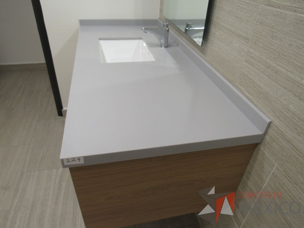 Lote 463 - 2 Juegos de Mobiliario para baño (Gabinete con lavabo, Espejos, Sanitarios, Despachadores de papel) - Imagen 9