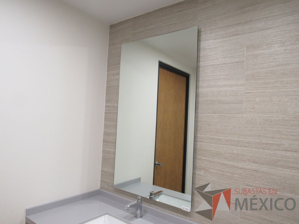 Lote 463 - 2 Juegos de Mobiliario para baño (Gabinete con lavabo, Espejos, Sanitarios, Despachadores de papel) - Imagen 10