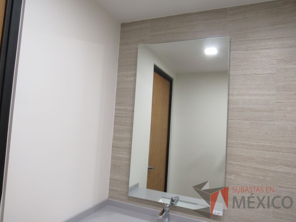 Lote 463 - 2 Juegos de Mobiliario para baño (Gabinete con lavabo, Espejos, Sanitarios, Despachadores de papel) - Imagen 11