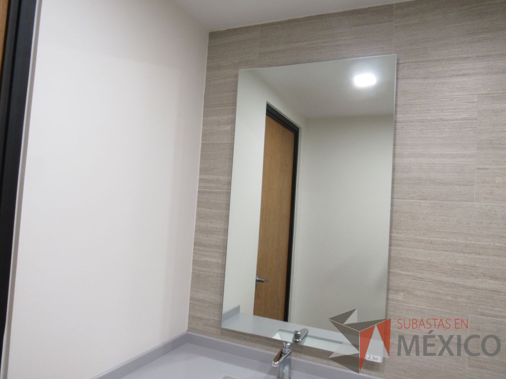 Lote 463 - 2 Juegos de Mobiliario para baño (Gabinete con lavabo, Espejos, Sanitarios, Despachadores de papel) - Imagen 12
