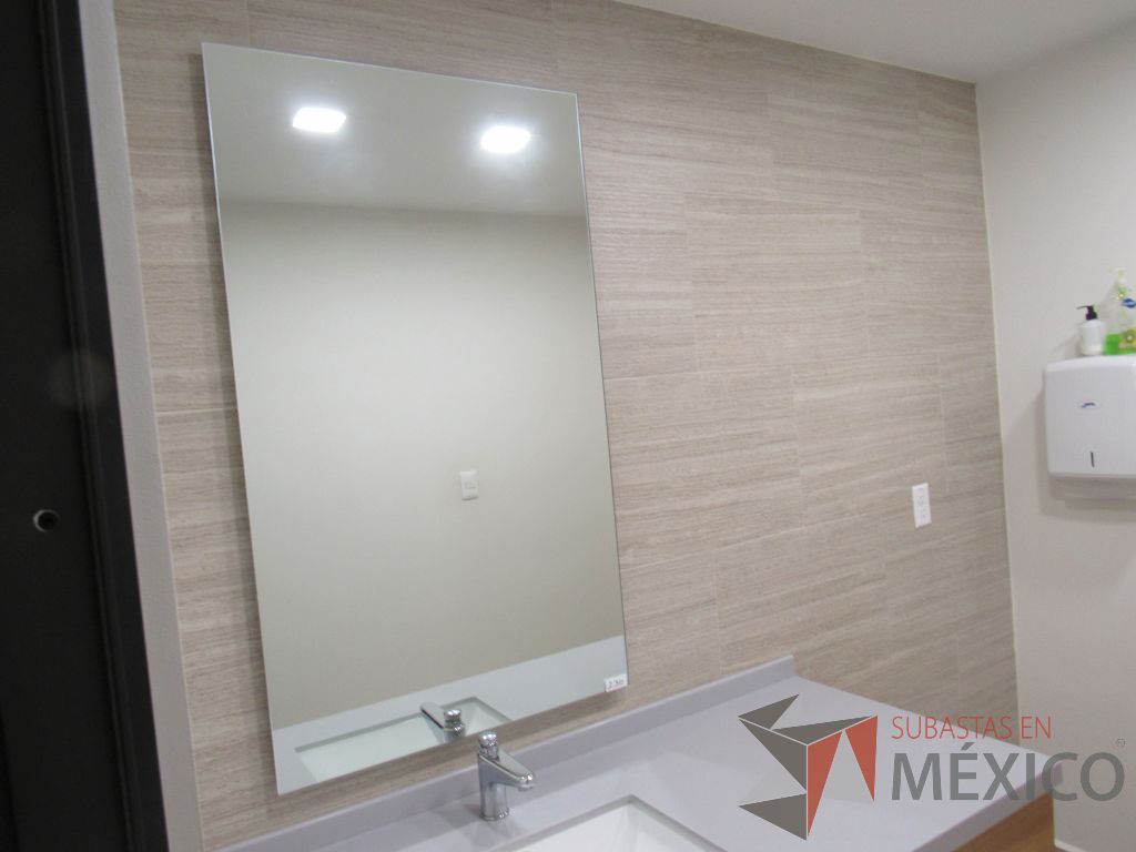 Lote 463 - 2 Juegos de Mobiliario para baño (Gabinete con lavabo, Espejos, Sanitarios, Despachadores de papel) - Imagen 13