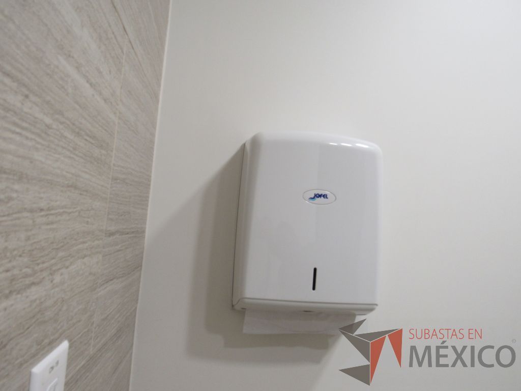 Lote 463 - 2 Juegos de Mobiliario para baño (Gabinete con lavabo, Espejos, Sanitarios, Despachadores de papel) - Imagen 17