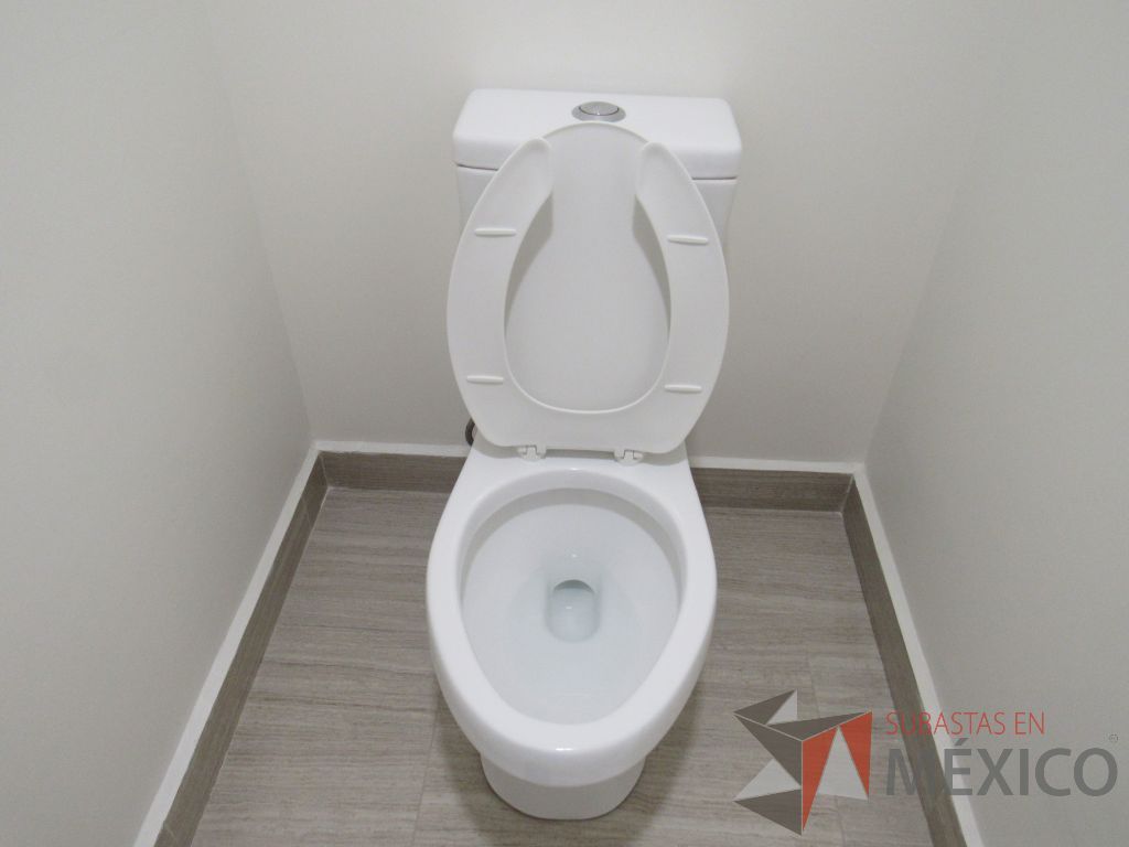 Lote 463 - 2 Juegos de Mobiliario para baño (Gabinete con lavabo, Espejos, Sanitarios, Despachadores de papel) - Imagen 25