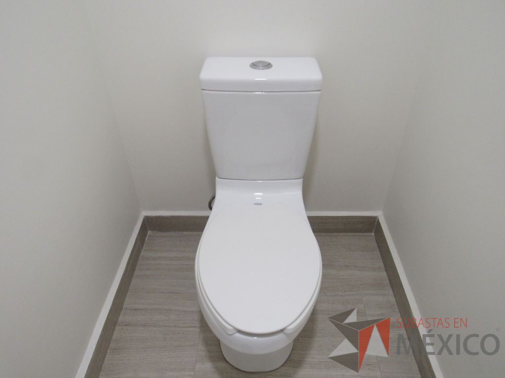 Lote 463 - 2 Juegos de Mobiliario para baño (Gabinete con lavabo, Espejos, Sanitarios, Despachadores de papel) - Imagen 27